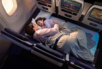 
À partir de 2027, United Airlines proposera en cabine économique des rangées de trois sièges transformables en couchage quasi